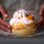 Rollito de canela esponjoso y glaseado, recién horneado artesanalmente en Panadería El Molino, Cali.