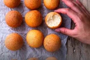Buñuelo tradicional colombiano, fresco y crujiente, elaborado en Panadería El Molino, Cali.