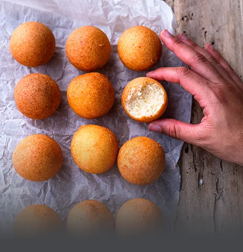 Buñuelo tradicional colombiano, fresco y crujiente, elaborado en Panadería El Molino, Cali.