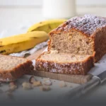 Porción de cake de banano suave y fresco, horneado artesanalmente en Panadería El Molino, Cali.
