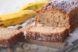 Porción de cake de banano suave y fresco, horneado artesanalmente en Panadería El Molino, Cali.