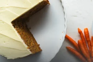 Porción de cake de zanahoria suave y esponjoso, horneado artesanalmente en Panadería El Molino, Cali.