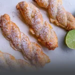 Deliciosas cañas de limón, hojaldre crujiente con relleno cítrico dulce, elaboradas artesanalmente en Panadería El Molino, Cali.
