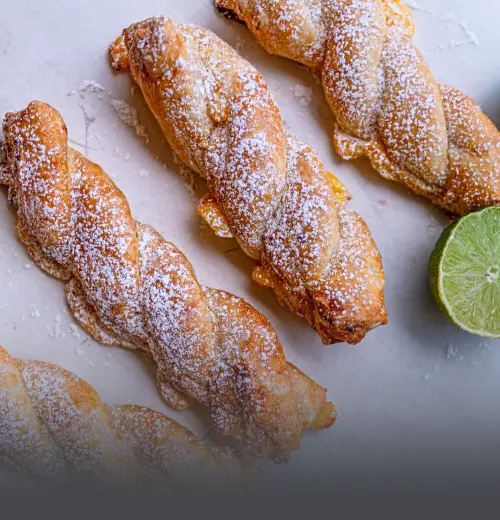 Deliciosas cañas de limón, hojaldre crujiente con relleno cítrico dulce, elaboradas artesanalmente en Panadería El Molino, Cali.