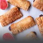 Chicharrón de guayaba tradicional, hojaldre crujiente relleno de dulce, horneado artesanalmente en Panadería El Molino, Cali.