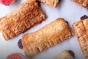 Chicharrón de guayaba tradicional, hojaldre crujiente relleno de dulce, horneado artesanalmente en Panadería El Molino, Cali.