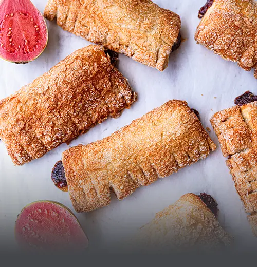 Chicharrón de Guayaba - Panadería El Molino Cali Chicharrón de guayaba tradicional, hojaldre crujiente relleno de dulce, horneado artesanalmente en Panadería El Molino, Cali.