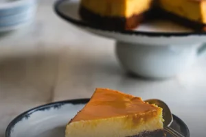 Chocoflan artesanal entero con abundante caramelo derretido sobre una base de madera rústica en Panadería El Molino, Cali.
