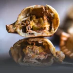 Empanada criolla colombiana tradicional, masa de maíz crujiente y recién preparada en Panadería El Molino, Cali.