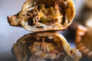 Empanada criolla colombiana tradicional, masa de maíz crujiente y recién preparada en Panadería El Molino, Cali.