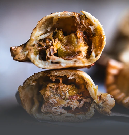 Empanada criolla colombiana tradicional, masa de maíz crujiente y recién preparada en Panadería El Molino, Cali.