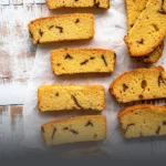 Tajadas de galleta chocolatera artesanal con trozos de chocolate, recién horneadas sobre papel para hornear en Panadería El Molino, Cali.