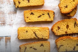 Tajadas de galleta chocolatera artesanal con trozos de chocolate, recién horneadas sobre papel para hornear en Panadería El Molino, Cali.
