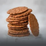 Pila de galletas pereza intestinal ricas en fibra, horneadas artesanalmente en Panadería El Molino, Cali.