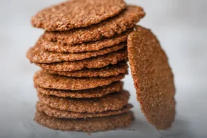 Pila de galletas pereza intestinal ricas en fibra, horneadas artesanalmente en Panadería El Molino, Cali.