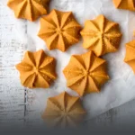 Galletas suizas artesanales en forma de estrella, doradas y recién horneadas en Panadería El Molino, Cali.