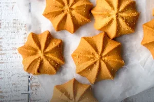 Galletas suizas artesanales en forma de estrella, doradas y recién horneadas en Panadería El Molino, Cali.