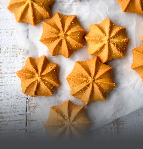Galletas suizas artesanales en forma de estrella, doradas y recién horneadas en Panadería El Molino, Cali.