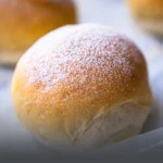 Mini pan de payés rústico y artesanal, con corteza crujiente y recién horneado en Panadería El Molino, Cali.