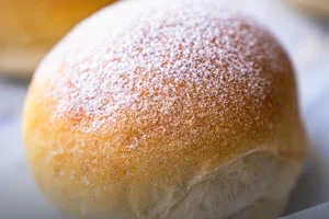 Mini pan de payés rústico y artesanal, con corteza crujiente y recién horneado en Panadería El Molino, Cali.