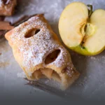 Napiz de manzana recién horneado, hojaldre crujiente relleno de dulce de manzana en Panadería El Molino, Cali.