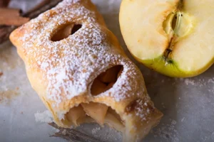 Napiz de manzana recién horneado, hojaldre crujiente relleno de dulce de manzana en Panadería El Molino, Cali.