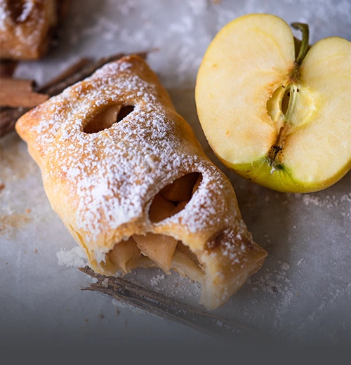 Napiz de manzana recién horneado, hojaldre crujiente relleno de dulce de manzana en Panadería El Molino, Cali.