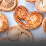 Orejitas de hojaldre azucaradas y crujientes, horneadas artesanalmente en Panadería El Molino, Cali.