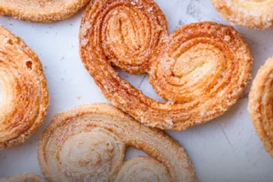 Orejitas de hojaldre azucaradas y crujientes, horneadas artesanalmente en Panadería El Molino, Cali.