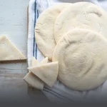 Pan árabe o pan pita fresco y suave, horneado artesanalmente en Panadería El Molino, Cali.