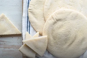 Pan árabe o pan pita fresco y suave, horneado artesanalmente en Panadería El Molino, Cali.