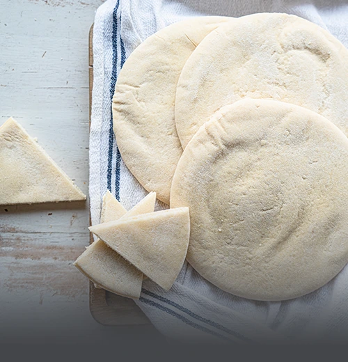 Pan árabe o pan pita fresco y suave, horneado artesanalmente en Panadería El Molino, Cali.