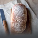 Hogaza de pan de centeno artesanal, saludable y recién horneado en Panadería El Molino, Cali.