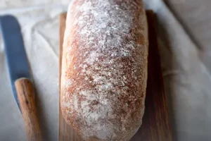 Hogaza de pan de centeno artesanal, saludable y recién horneado en Panadería El Molino, Cali.