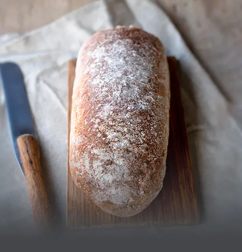 Hogaza de pan de centeno artesanal, saludable y recién horneado en Panadería El Molino, Cali.