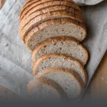 Hogaza rebanada de pan completo artesanal, elaborado con harina integral de grano entero en Panadería El Molino, Cali.