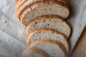 Hogaza rebanada de pan completo artesanal, elaborado con harina integral de grano entero en Panadería El Molino, Cali.