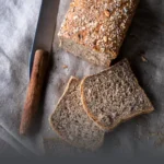 Hogaza de pan de centeno multigranos, saludable, con semillas y recién horneado en Panadería El Molino, Cali.