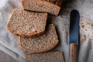 Hogaza de pan de centeno artesanal, saludable y recién horneado en Panadería El Molino, Cali.