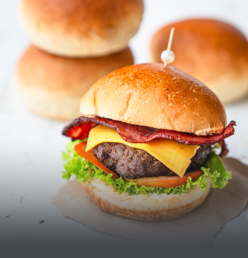 Pan de hamburguesa tipo brioche de papa artesanal, con textura suave y dorada, resaltando la calidad del pan en una hamburguesa armada en Panadería El Molino.
