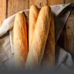 Baguettes de pan francés artesanal recién horneadas con corteza dorada y crujiente en Panadería El Molino, Cali.