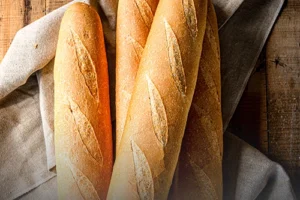 Baguettes de pan francés artesanal recién horneadas con corteza dorada y crujiente en Panadería El Molino, Cali.