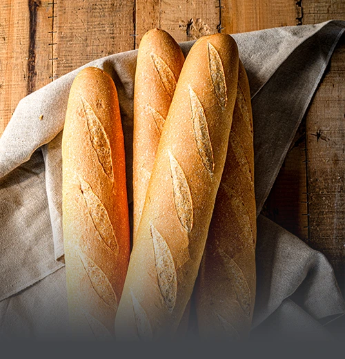Baguettes de pan francés artesanal recién horneadas con corteza dorada y crujiente en Panadería El Molino, Cali.