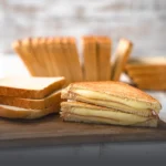 Pan de molde pequeño tajado artesanal de miga suave, horneado en Panadería El Molino, Cali.