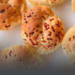 Panqueso tradicional y esponjoso recién horneado en Panadería El Molino en Cali.