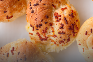 Panqueso tradicional y esponjoso recién horneado en Panadería El Molino en Cali.