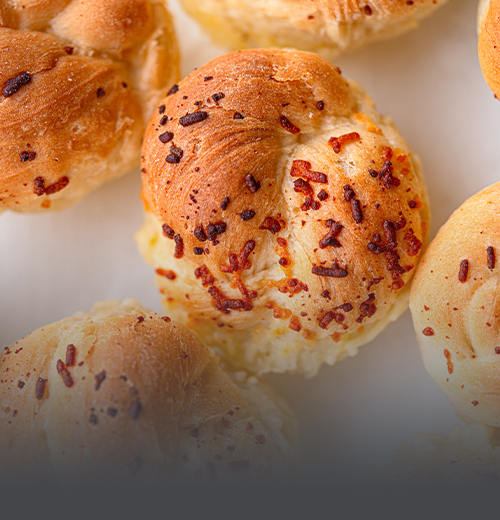 Panqueso tradicional y esponjoso recién horneado en Panadería El Molino en Cali.