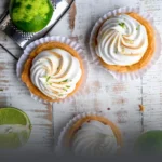 Porciones individuales de pie de limón artesanal con merengue tostado y ralladura fresca, Cali.