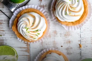 Porciones individuales de pie de limón artesanal con merengue tostado y ralladura fresca, Cali.