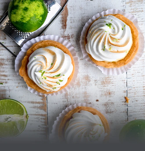 Porciones individuales de pie de limón artesanal con merengue tostado y ralladura fresca, Cali.
